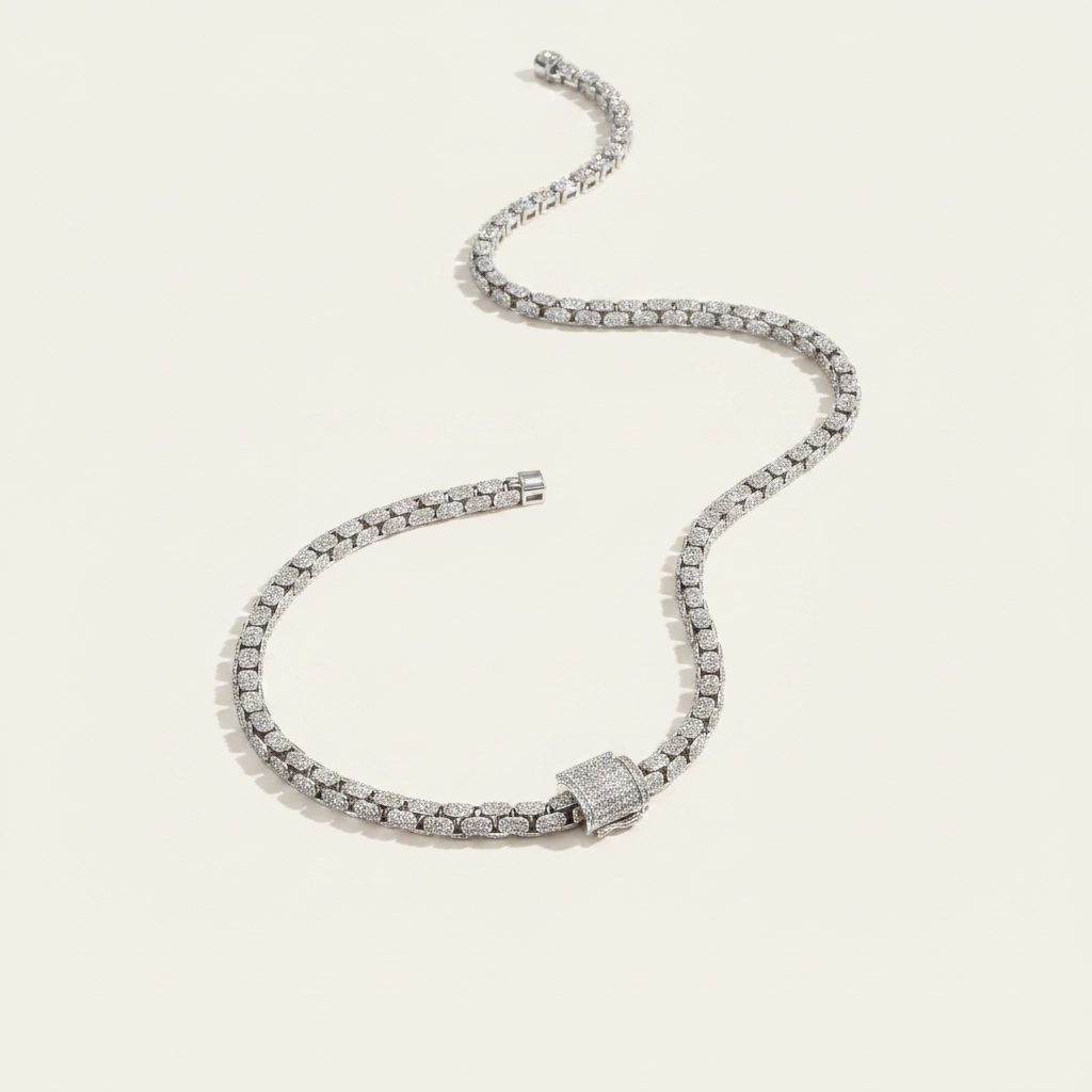Iced Out Chain na kremowym tle