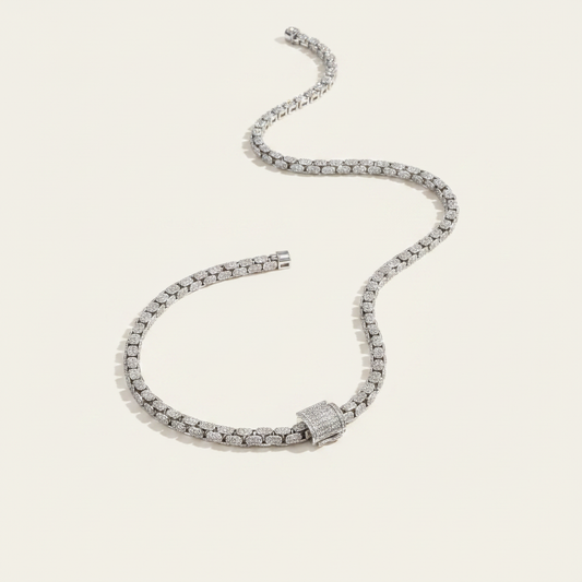 Iced Out Chain na kremowym tle