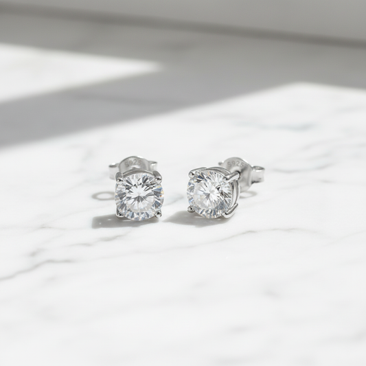 Kolczyki moissanite na marmurze