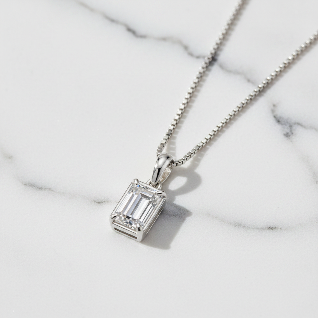 Naszyjnik emerald cut na marmurze