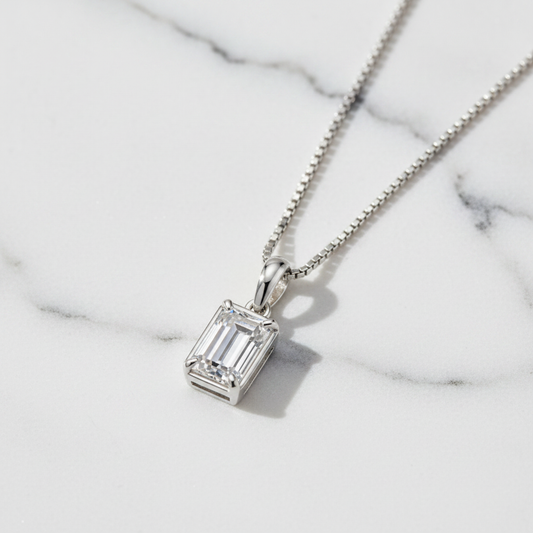 Naszyjnik emerald cut na marmurze