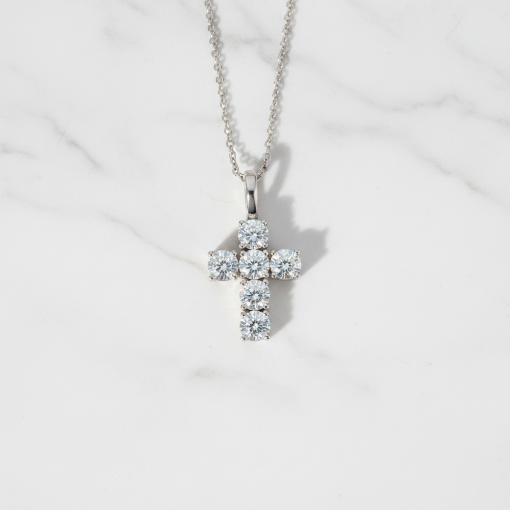 Naszyjnik krzyż moissanite na marmurze