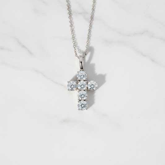 Naszyjnik krzyż moissanite na marmurze