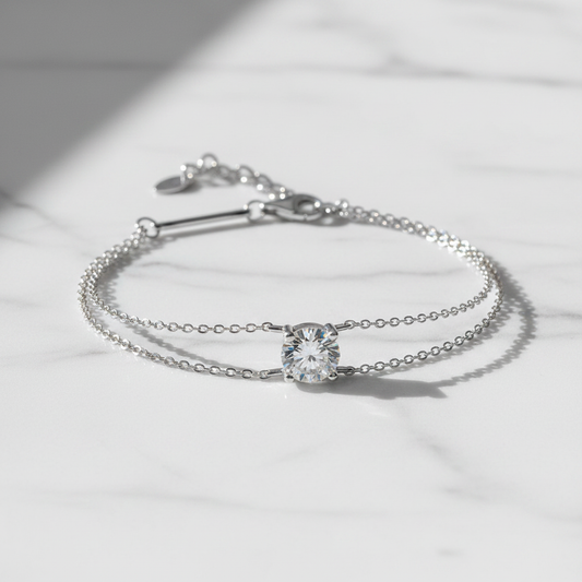 Srebrna bransoletka naturalnie na marmurze