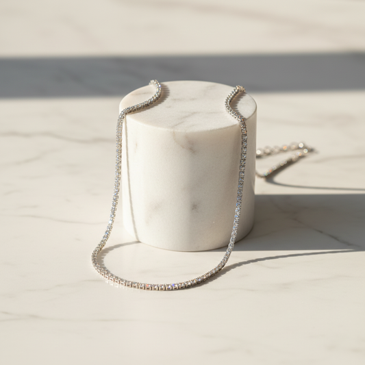 Srebrny tennis necklace na ekspozycji