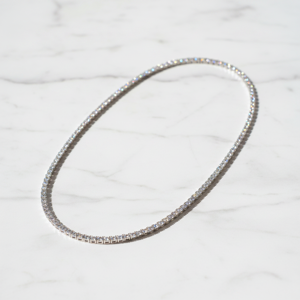 Srebrny tennis necklace na jasnym marmurze