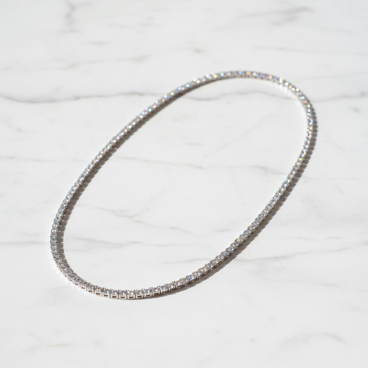 Srebrny tennis necklace na jasnym marmurze